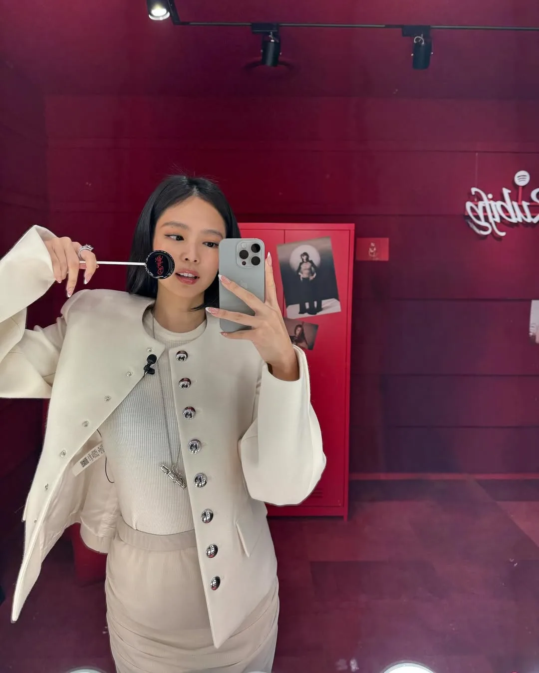 jennie phối đồ màu trắng