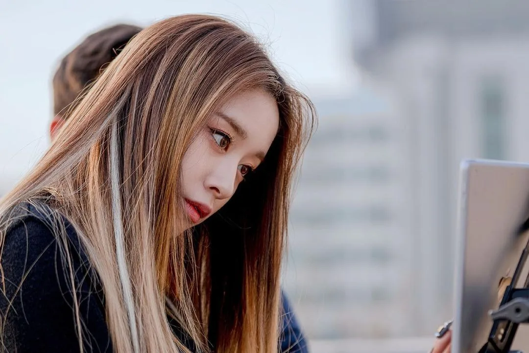 Da ngăm Jiyeon T-ARA tóc màu nâu sáng cá tính Da ngăm Jiyeon T-ARA tóc màu nâu sáng cá tính