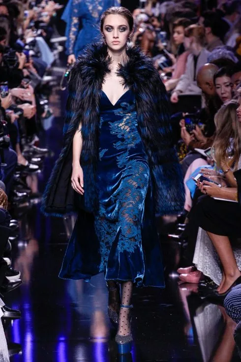 Chiếc cape lông vũ huyền bí ccuar Elie Saab
