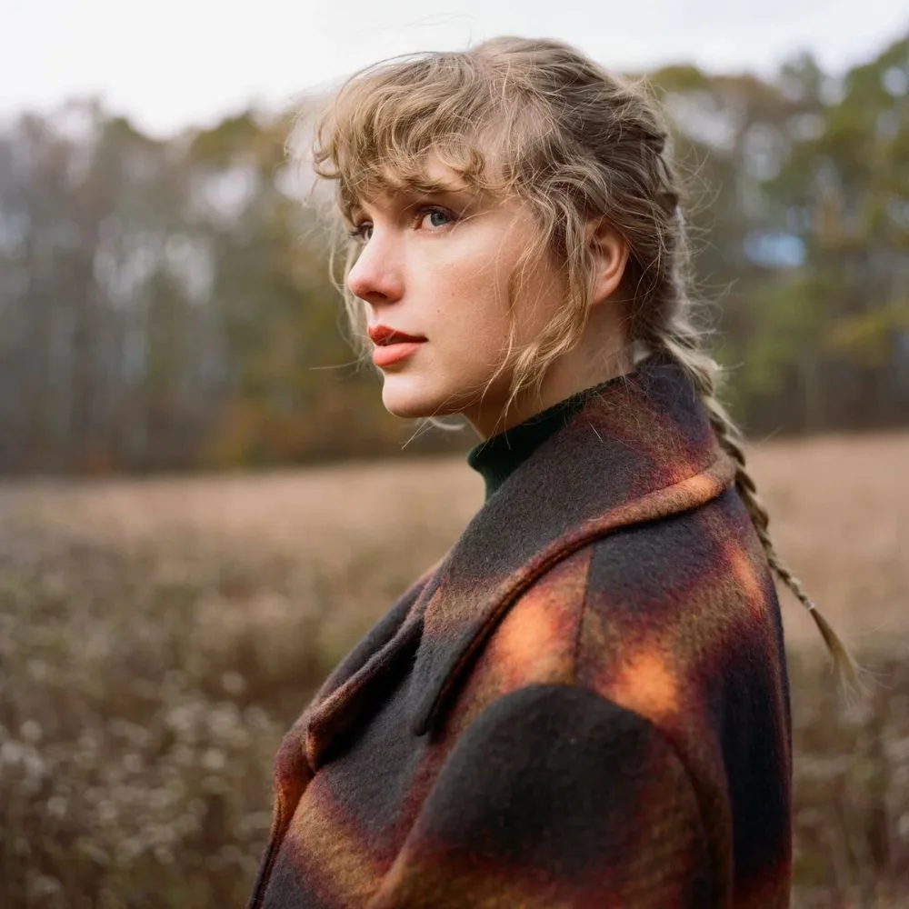 Hình ảnh nữ ca sĩ Taylor Swift makeup mộc mạc trong photoshoot thuộc kỷ nguyên "Evermore".