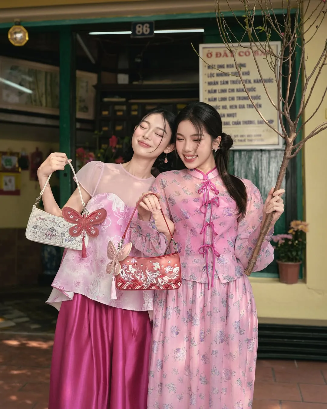 Diện mạo nhàn nhã mà vẫn đầy khí chất với điểm nhấn charm hình nơ bướm với chất liệu da thuộc.