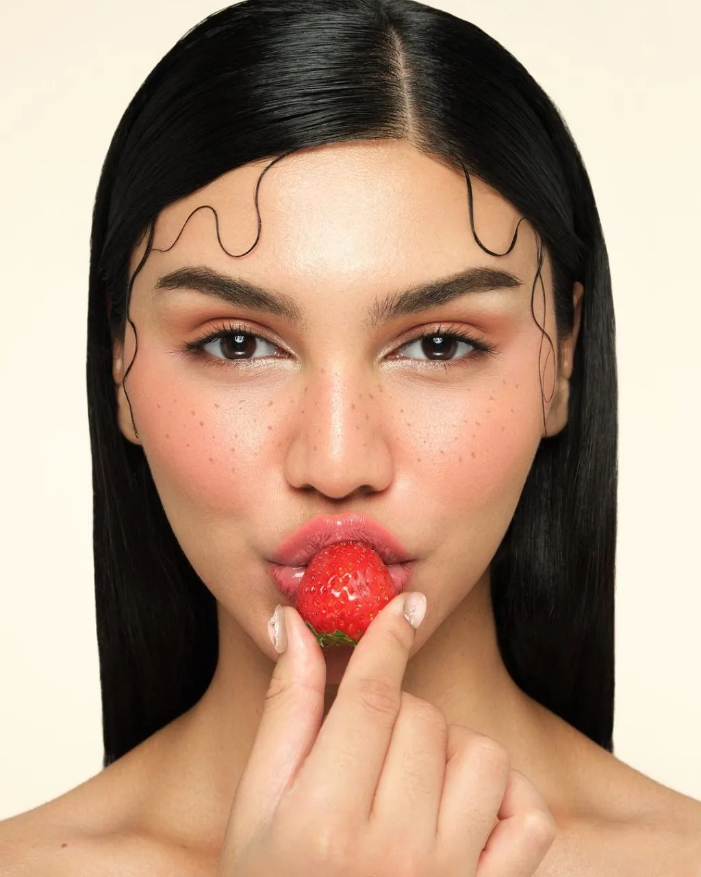 Trang điểm đôi môi căng mọng là đặc trưng của phong cách Strawberry Girl. Trang điểm đôi môi căng mọng là đặc trưng của phong cách Strawberry Girl.
