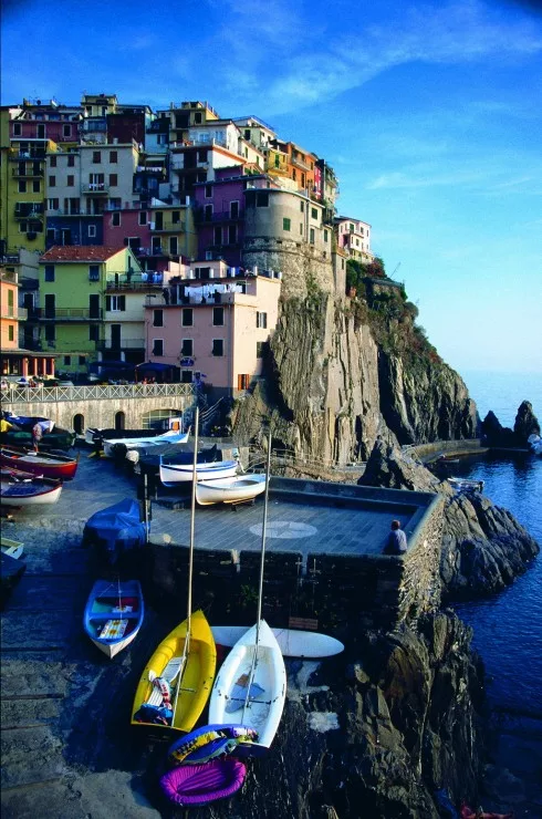 Ngọn tháp đá tại Cinque Terre Fishing boats at coast, Manarola, Cinque Terre, Liguria, Italy