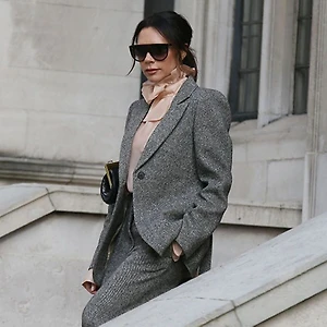 Victoria Beckham phối đồ công sở suit xám