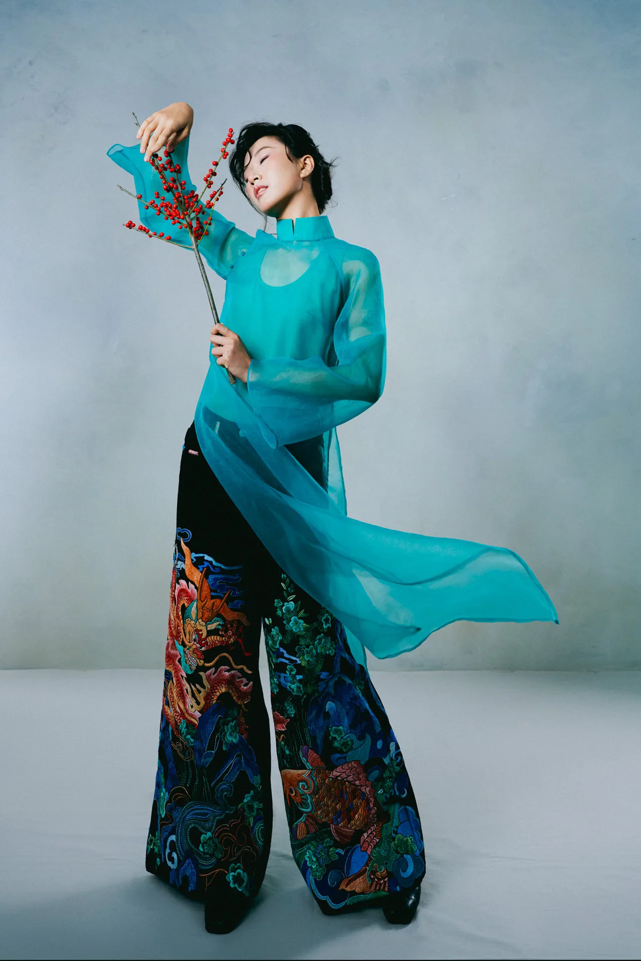 Quần jean thêu hoa Chu Gallery
