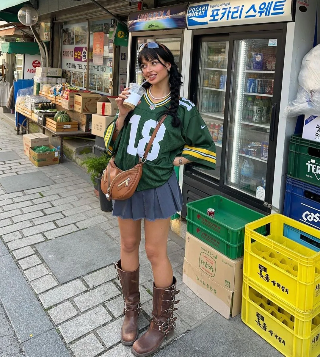 Biến tấu áo sweatshirt buộc nút thành dáng ngắn để tối ưu tỷ lệ cơ thể cùng chân váy ngắn.