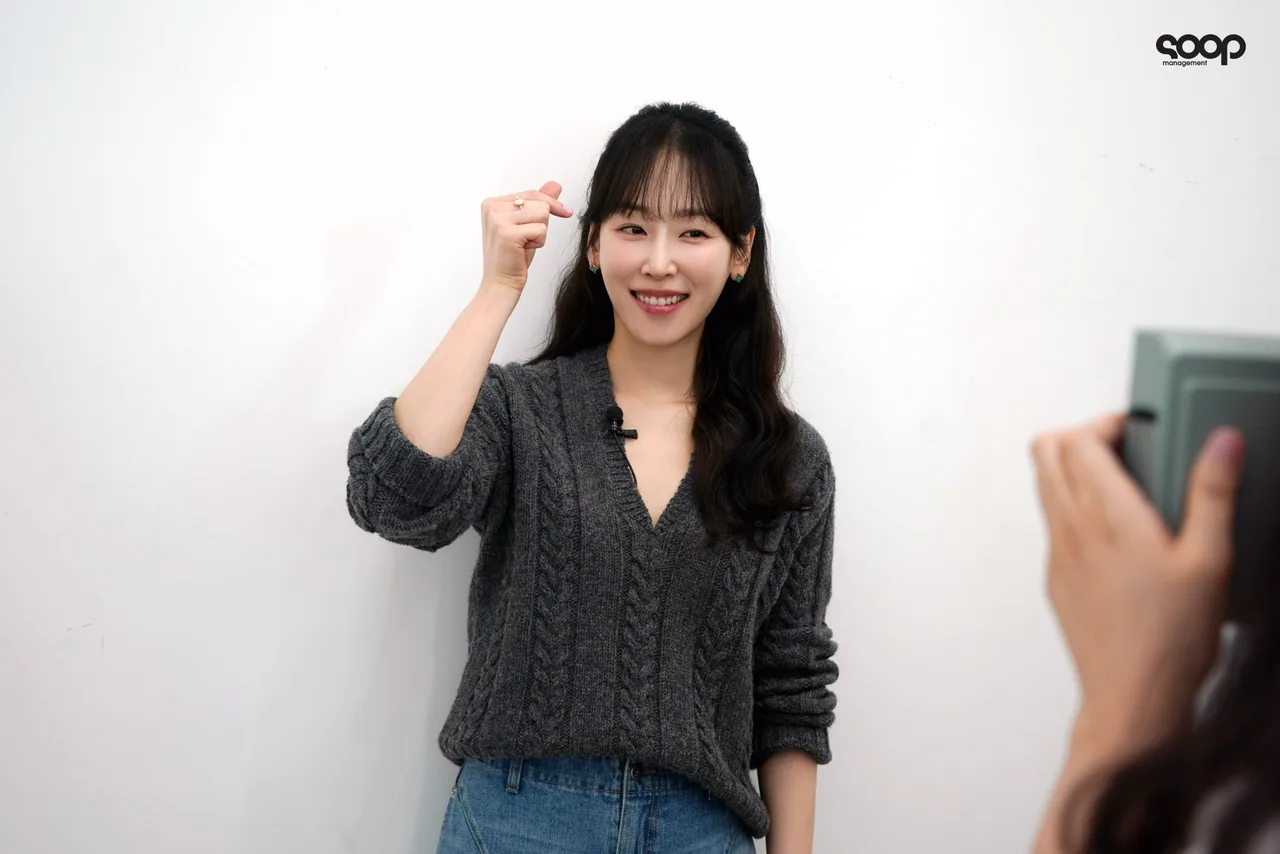 Hình ảnh đời thường gần gũi của Seo Hyun Jin với chiếc áo len vặn thừng, mang lại cảm giác ấm áp và nữ tính tuyệt đối.