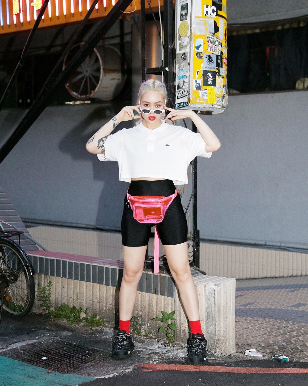 Phối đồ phong cách streetwear với túi bao tử trong suốt
