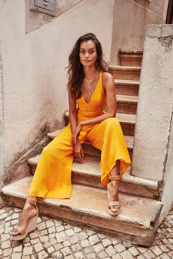 Giày đế xuồng phối cùng jumpsuit vàng