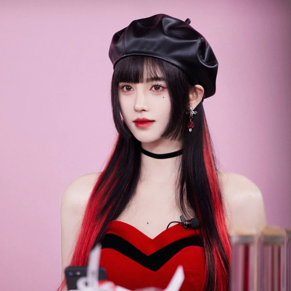 Mỹ nhân Trung Quốc Cúc Tịnh Y "lột xác" với phong cách E-girl.
