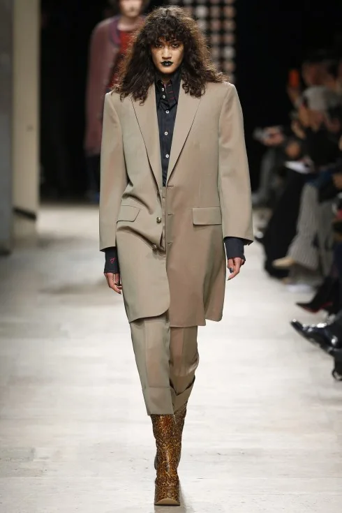 Những chiếc áo khoác với phần cầu vai táo bạo của Vivienne Westwood