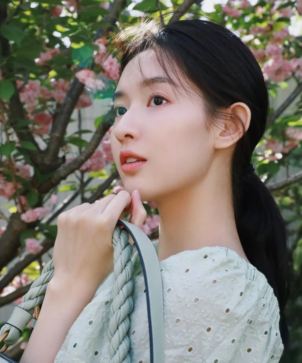 Cô nàng sở hữu làn da láng mịn. Cô nàng sở hữu làn da láng mịn.