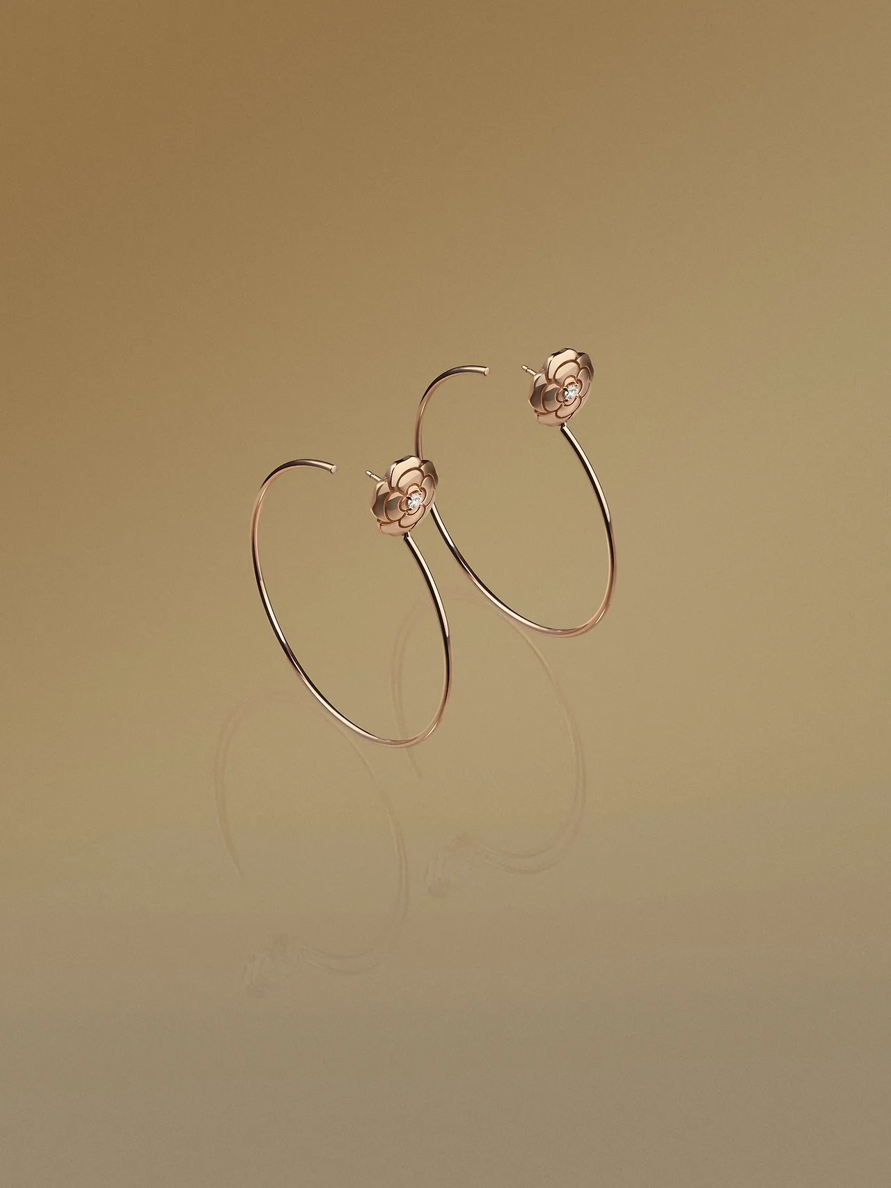Hoa tai Camelia rose gold từ Chanel