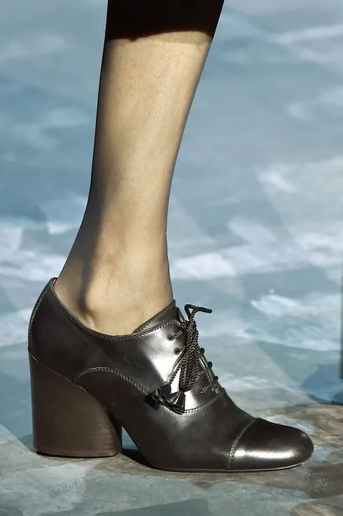 những đôi boots và giày làm từ chất liệu da bóng Những đôi giày làm từ chất liệu da a Những đôi giày làm từ chất liệu da a