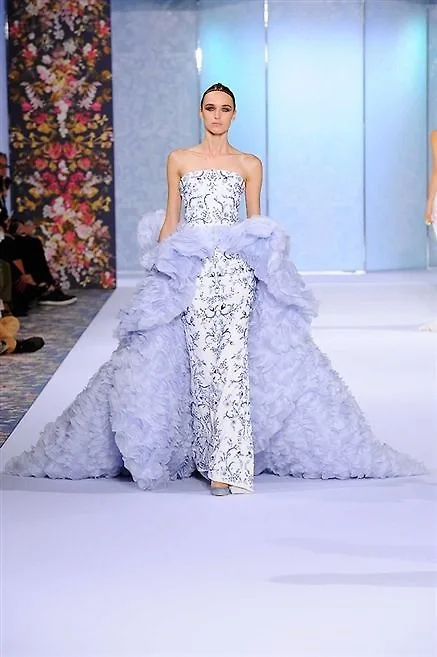 Những BST của Ralph & Russo không thể nào thiếu những thiết kế váy cầu kỳ như thế này