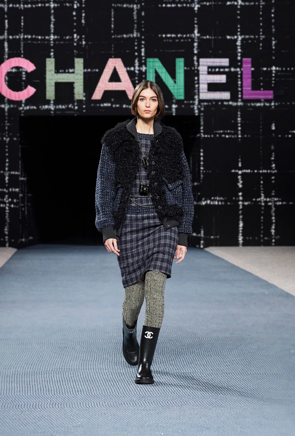 Sự trở lại của kiểu tóc Bob Sasson thời thượng tại Chanel Read-to-Wear mùa Thu Đông 2022. Sự trở lại của kiểu tóc Bob Sasson thời thượng tại Chanel Read-to-Wear mùa Thu Đông 2022.