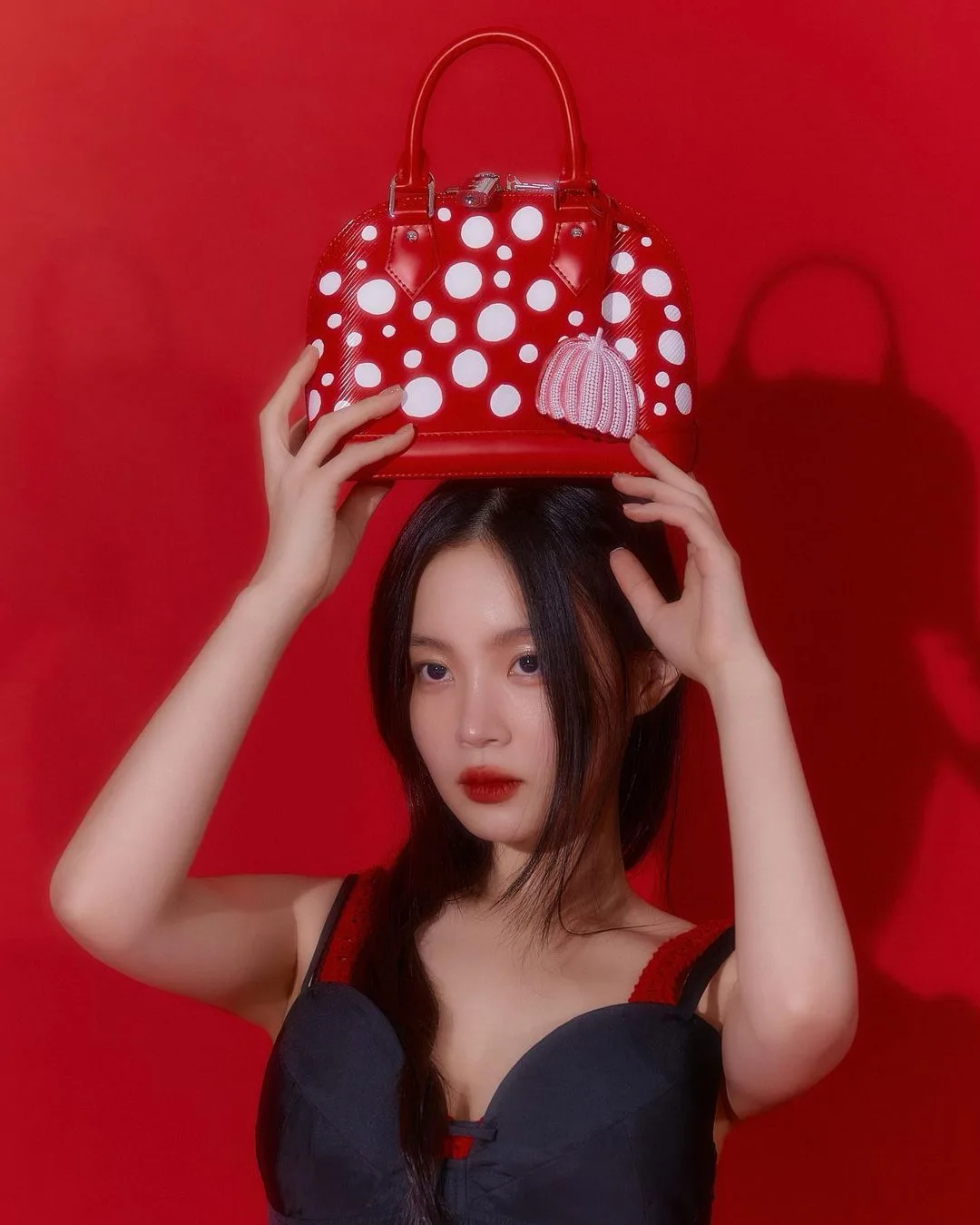 Lee Hi đeo túi chấm bi Louis Vuitton