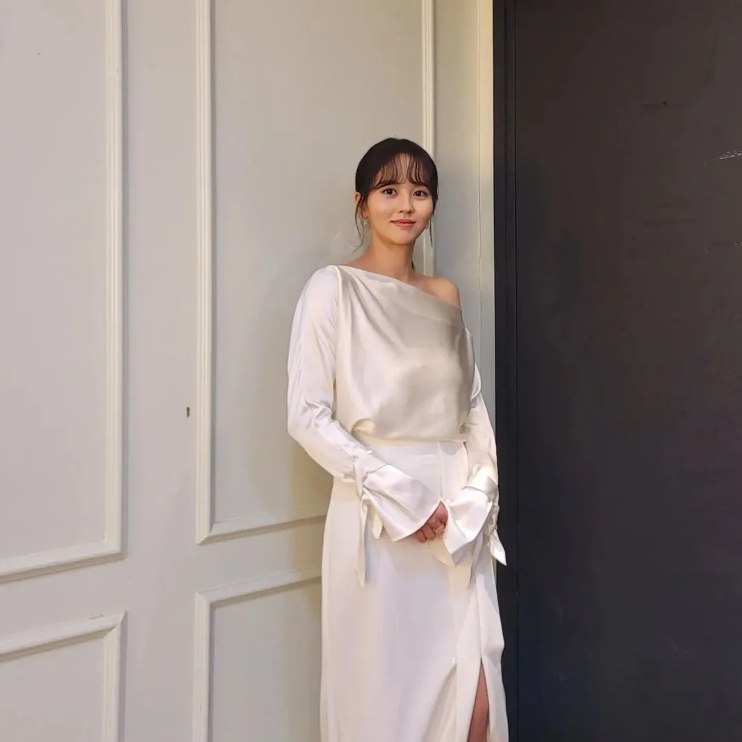 Kim So Hyun sang trọng và tinh tế với gam màu đơn sắc