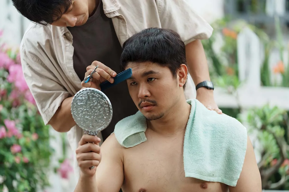 Phân cảnh cắt tóc hài hước trong Mang Mẹ Đi Bỏ