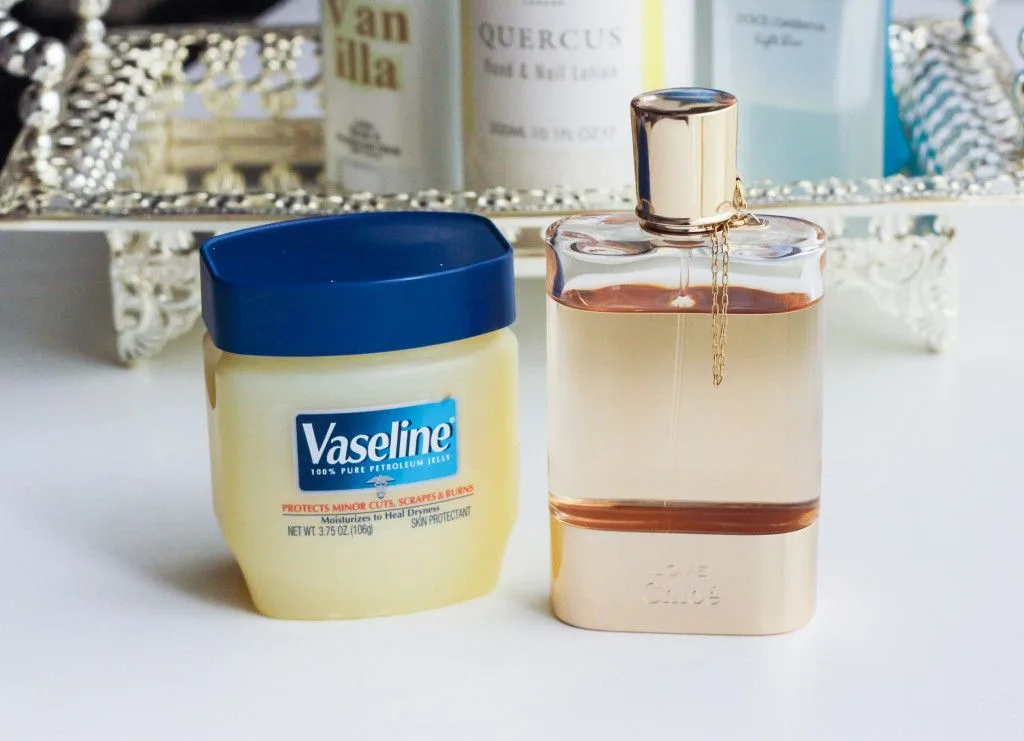 cách xịt nước hoa cùng vaseline