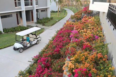 Những con đường rực rỡ sắc hoa dẫn vào khu nghỉ dưỡng.
