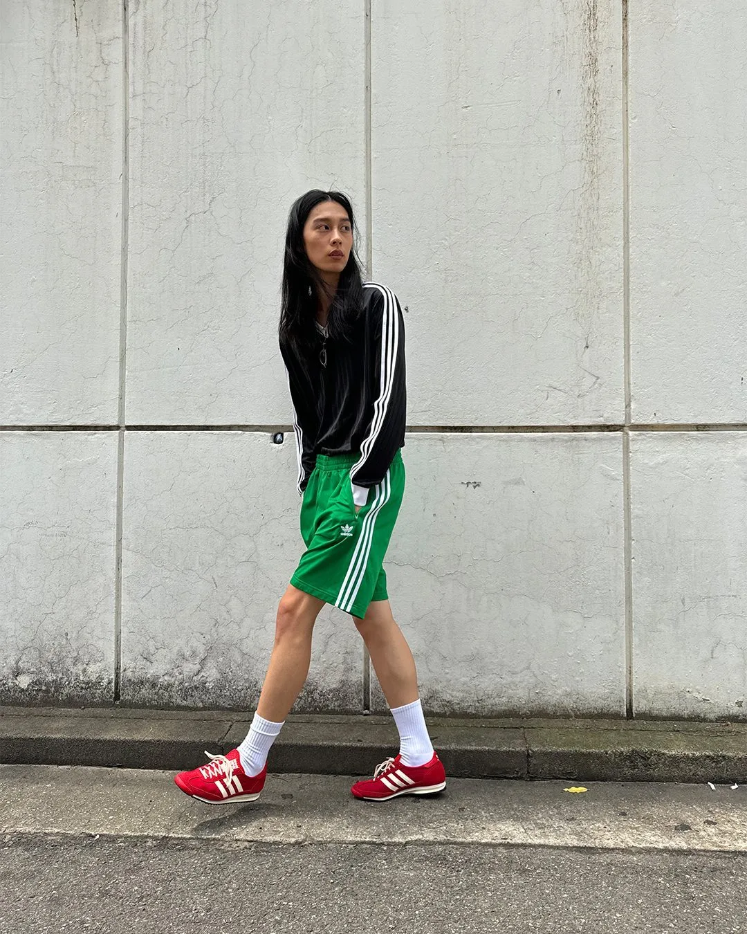 bản phối cùng sneaker đỏ