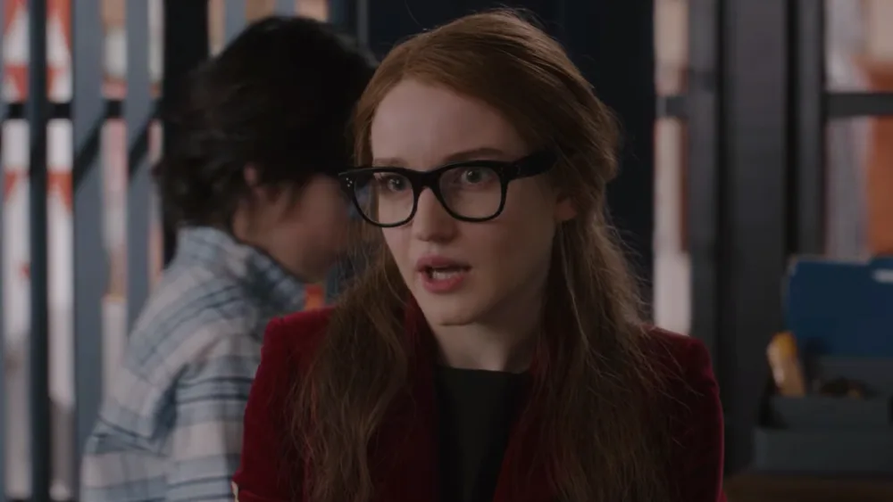mắt kính của anna delvey trong inventing anna