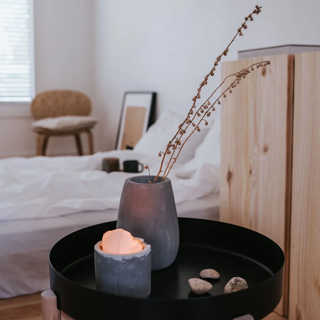 Phòng ngủ tối giản tràn ngập hương thơm