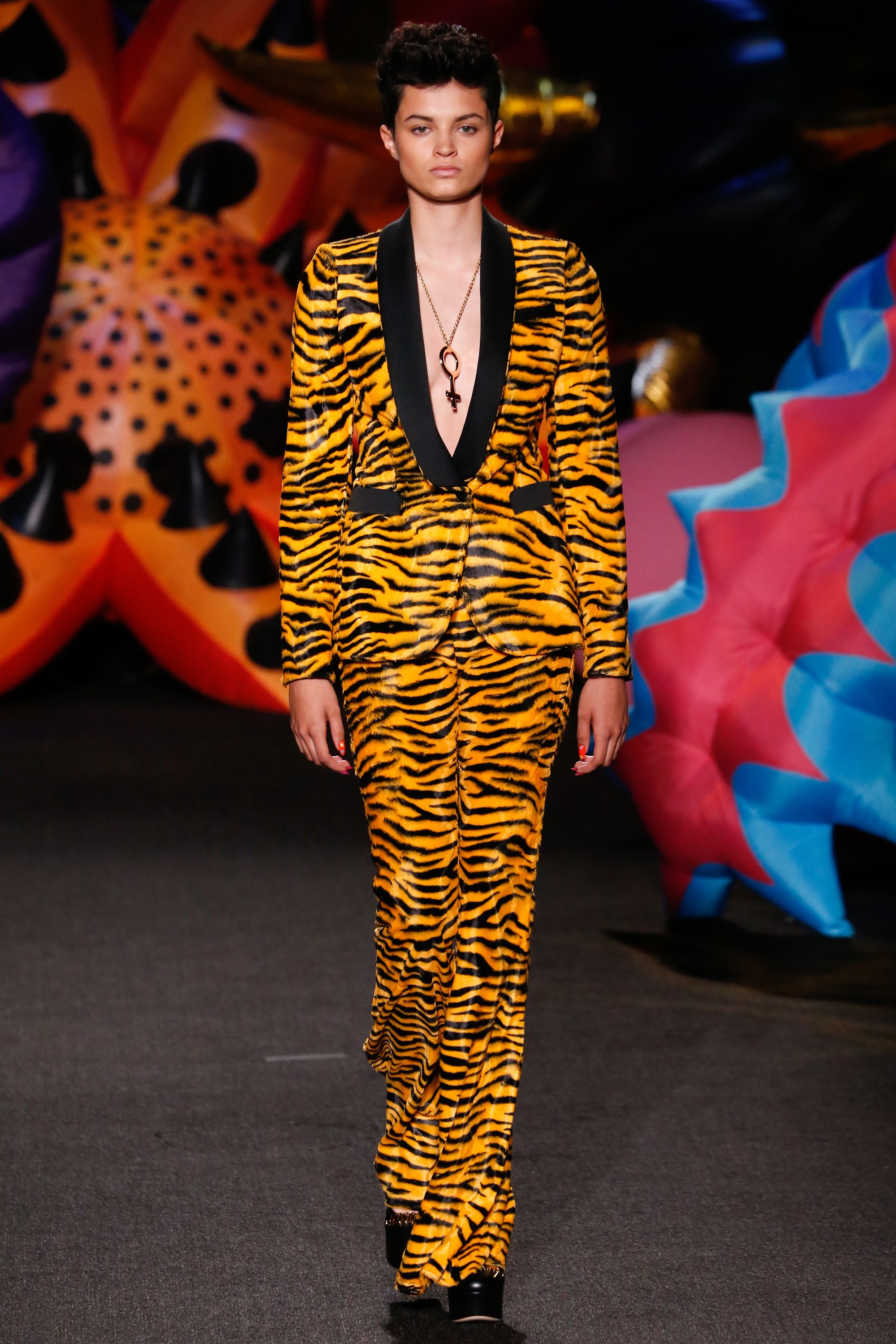 Bộ sưu tập thời trang Moschino Resort 2017 -ellevietnam 25