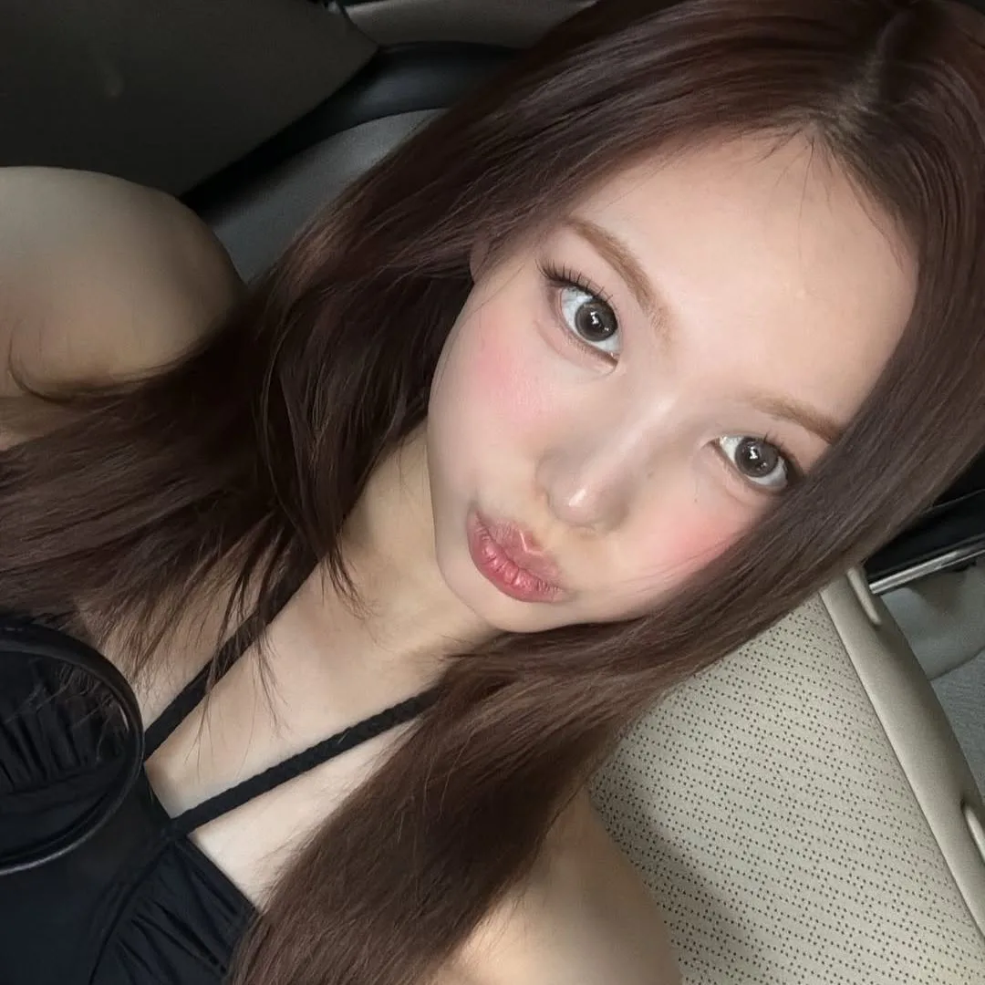 Nayeon (TWICE) trang điểm nhẹ nhàng