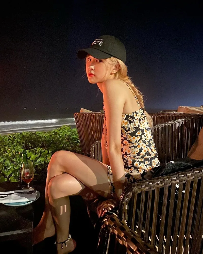 roses_are_rosie diện váy hoa đen vàng
