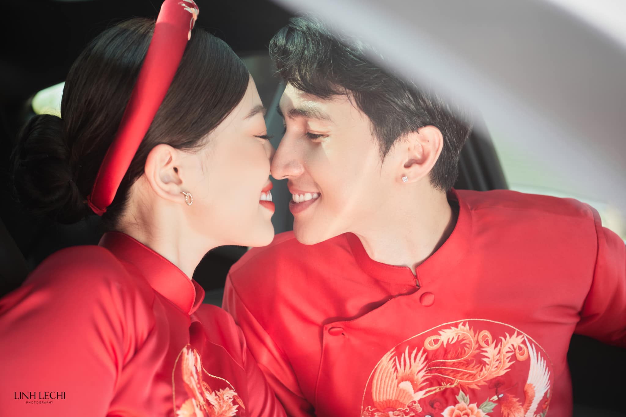 Á hậu Phương Nga rạng rỡ trong ngày lễ ăn hỏi cùng kiểu tóc búi thấp Á hậu Phương Nga rạng rỡ trong ngày lễ ăn hỏi cùng kiểu tóc búi thấp
