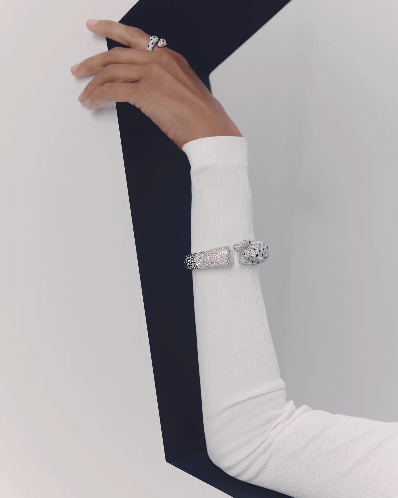 vòng tay kim cương Zoe Saldaña x Panthere
