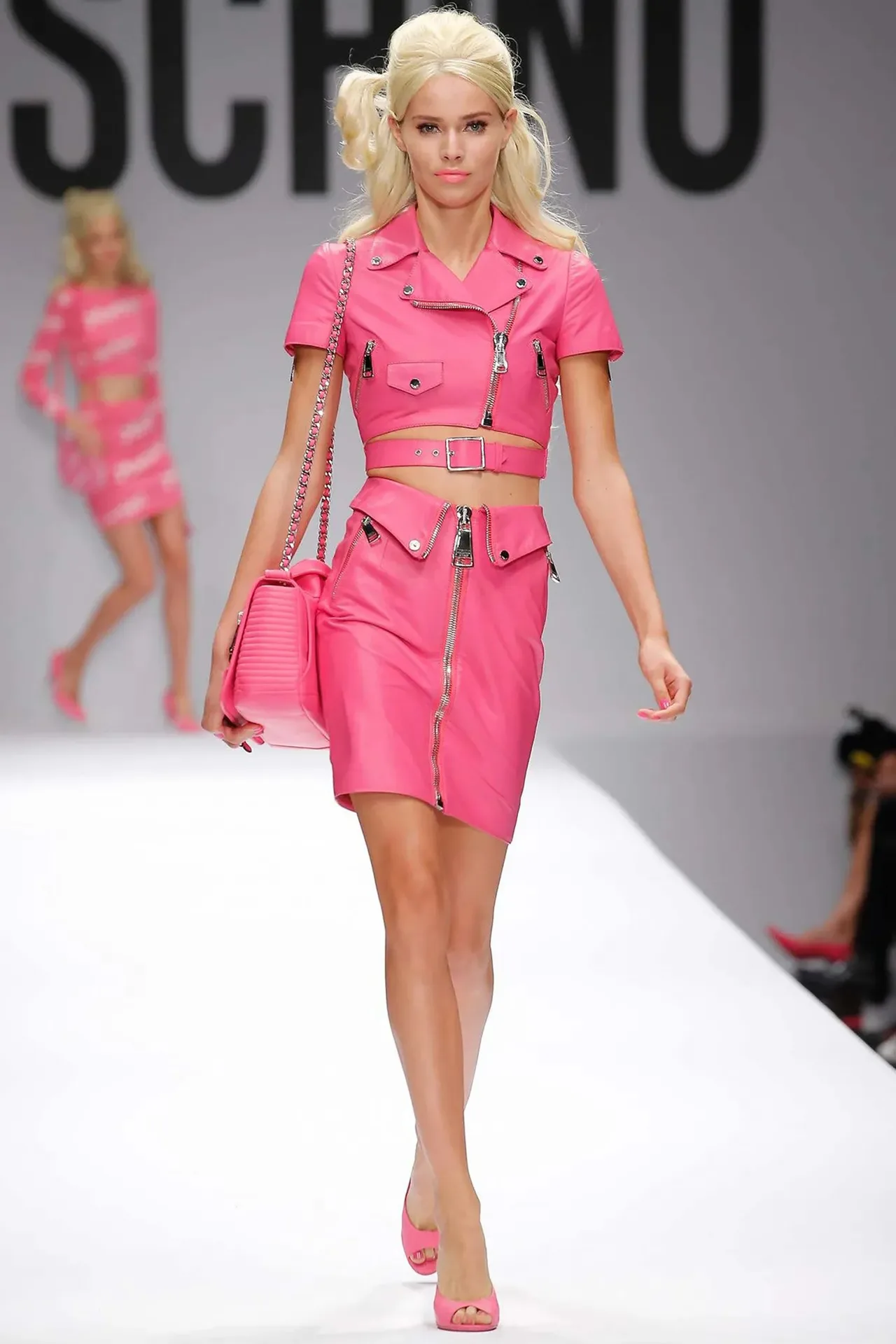 màu hồng từ đồ chơi đến sàn diễn Moschino biến Barbie từ đồ chơi thành cảm hứng thời trang