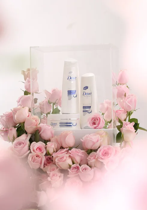 Sản phẩm gợi ý: Bộ dầu gội Dove Phục Hồi Hư Tổn: Dành cho tóc hư tổn, tóc yếu, dễ gãy rụng, chẻ ngọn, xơ rối khó, vào nếp, phục hồi hư tổn chỉ trong 1 phút (*). Với Keratin Repair Actives TM thấm sâu vào lõi tóc, Dove giúp nuôi dưỡng cho tóc chắc khỏe gấp 10 lần. (**) * Khi sử dụng trọn bộ sản phẩm Dove Phục Hồi Hư Tổn so với dầu gội không có chất xảtrong điều kiện thí nghiệm **dựa trên kết quả giảm lượng tóc gãy rụng do chải khi sử dụng trọn bộ sản phẩm Dove Phục Hồi Hư Tổn so với dầu gội không có chất xả trong điều kiện thí nghiệm