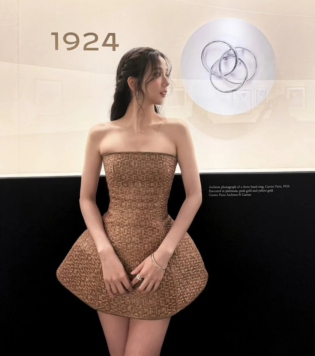 Jisoo mặc váy dạ hội dáng ngắn