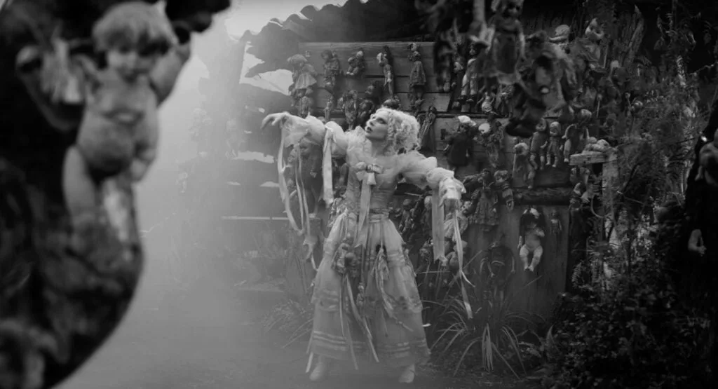 Bối cảnh đảo búp bê ma mị trong MV The Dead Dance của lady gaga kết hợp cùng tim burton. (Ảnh: Gayety)