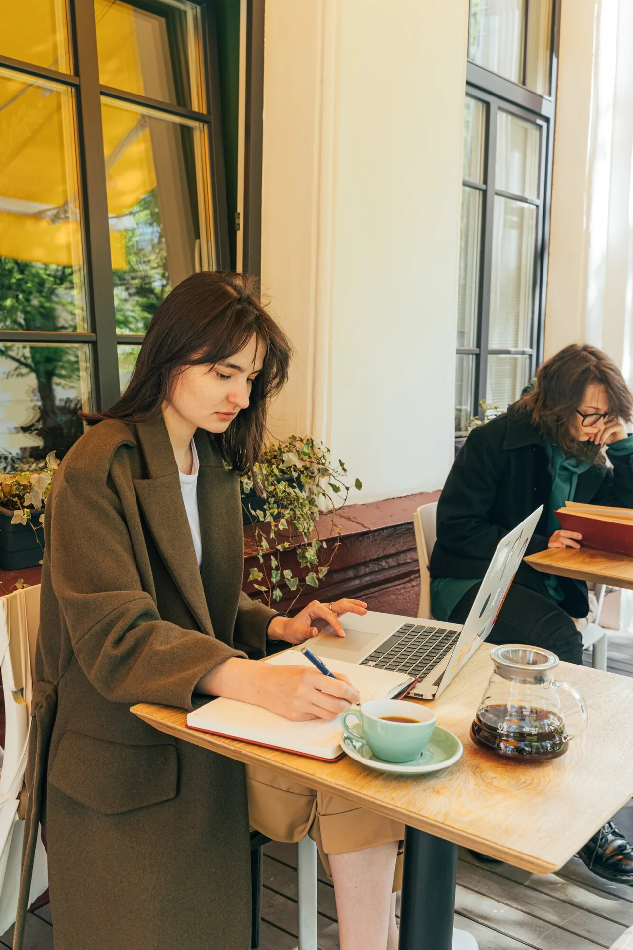 cô gái làm việc máy tính tính cách