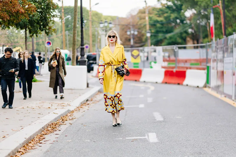 Street style Paris Xuân - Hè 2018: Sắc màu nồng ấm lên ngôi Street style Paris Xuân - Hè 2018: Sắc màu nồng ấm lên ngôi