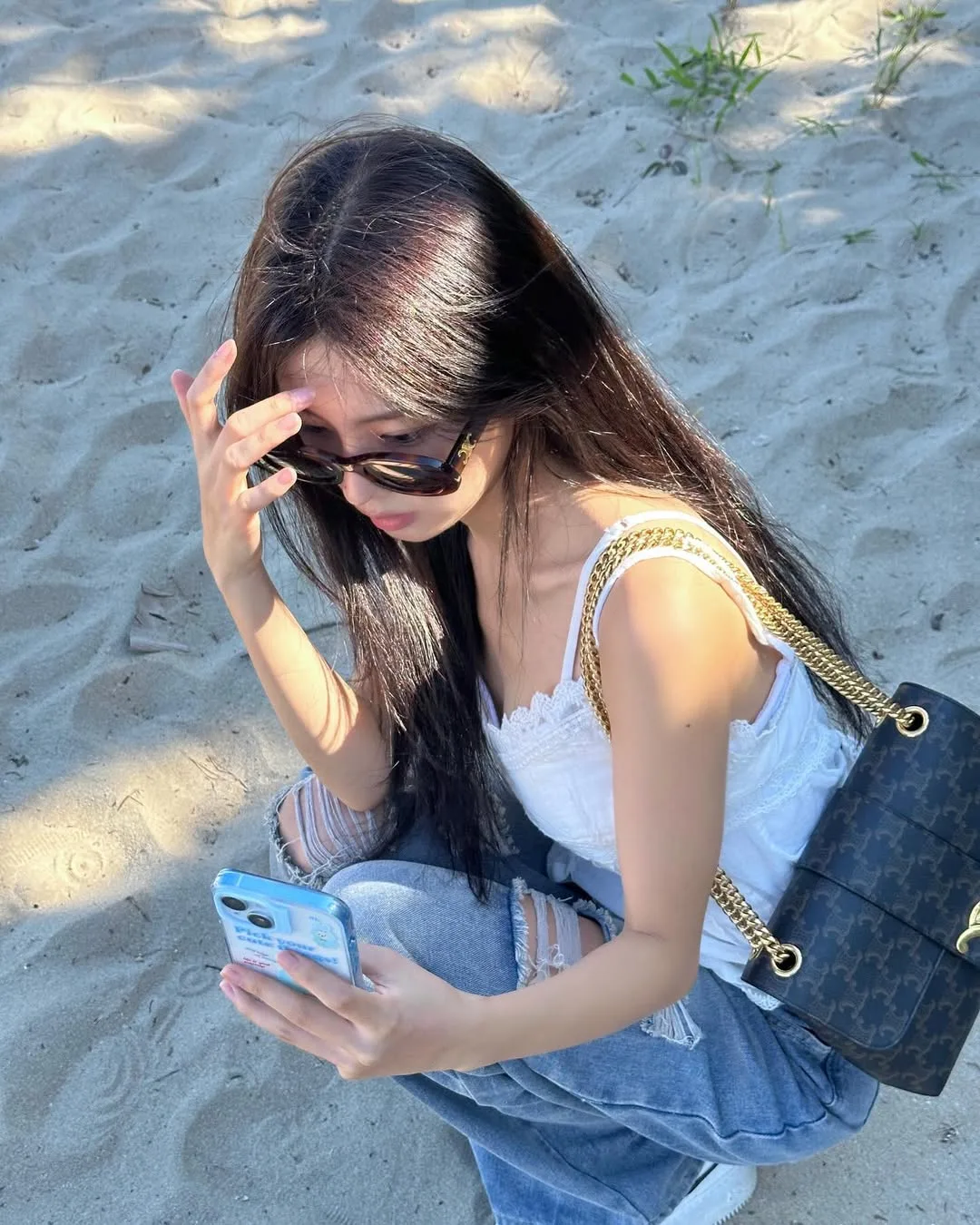 phối set đồ 2 dây và quần jeans