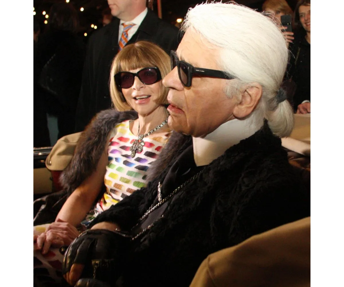 Anna Wintour vẫn diện kiểu tóc bob tại buổi công chiếu phim “The Return” của Karl Lagerfeld ở Dallas