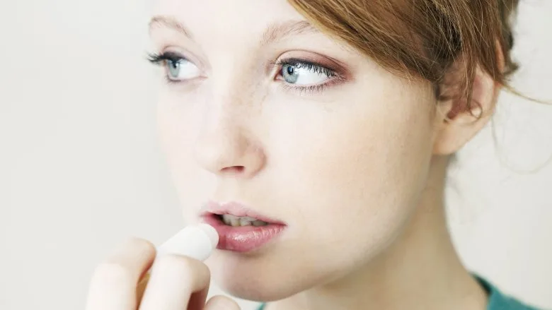 Không tẩy trang trước khi ngủ là sai lầm nguy hiểm nhất! Đôi môi nứt nẻ gây ra nhiều đau đớn, thêm vào đó chúng khiến việc son môi trở nên khó khăn hơn