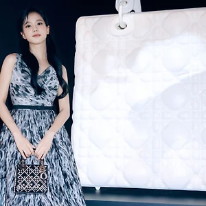 Jisoo (BLACKPINK) xuất hiện lộng lẫy tại triển lãm nghệ thuật “Lady Dior Celebration”