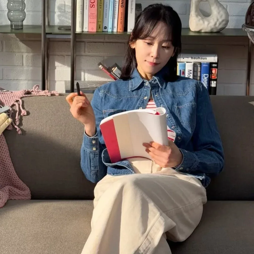 Áo kẻ sọc và quần jeans trắng, bản phối vượt thời gian được Seo Hyun Jin lăng xê một cách đầy cảm hứng.