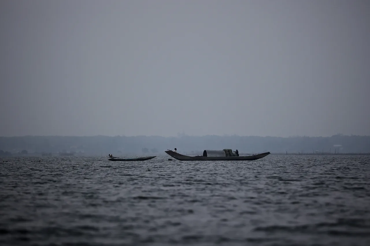 phá tam giang ngư dân trên thuyền phá tam giang ngư dân trên thuyền