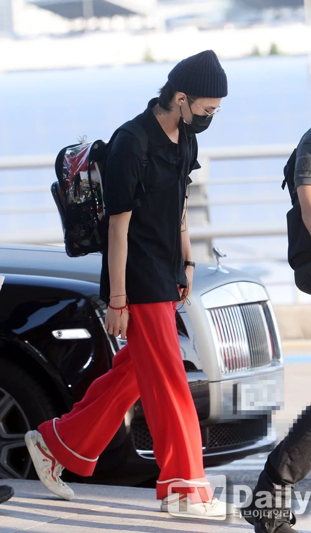 đồ ngủ G-Dragon tại sân bay