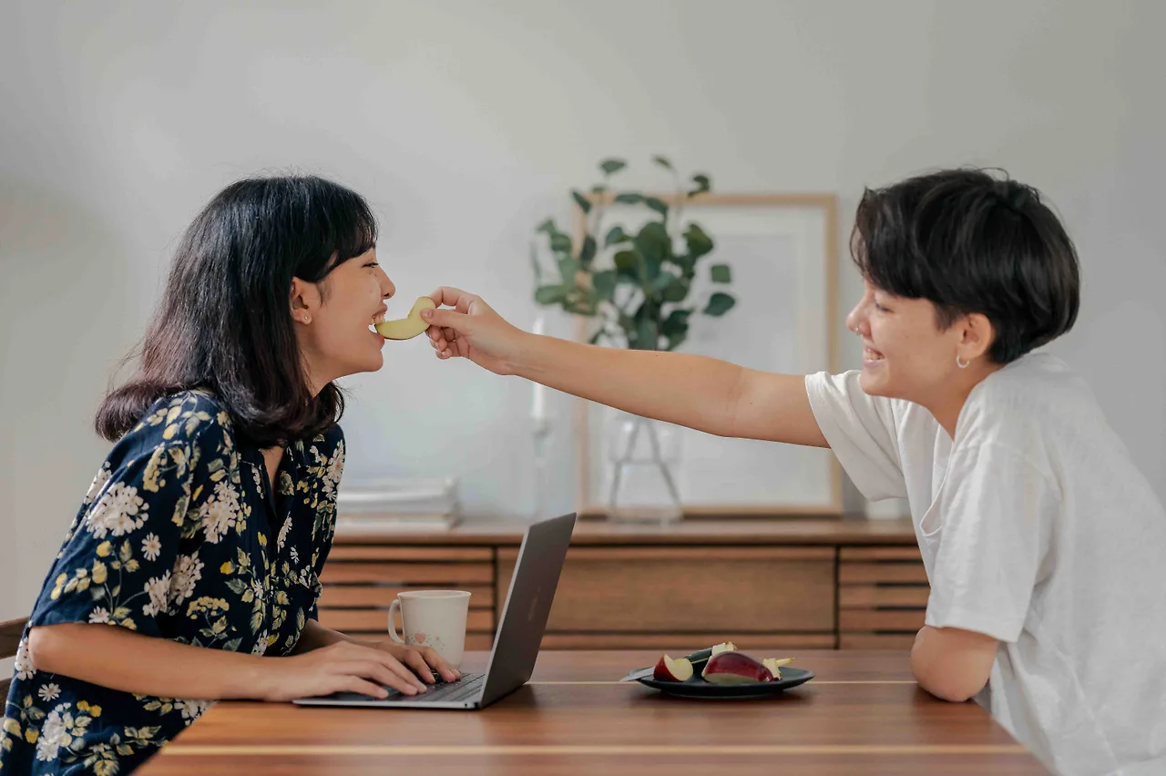 cặp đôi cười đùa bên chiếc bàn gỗ