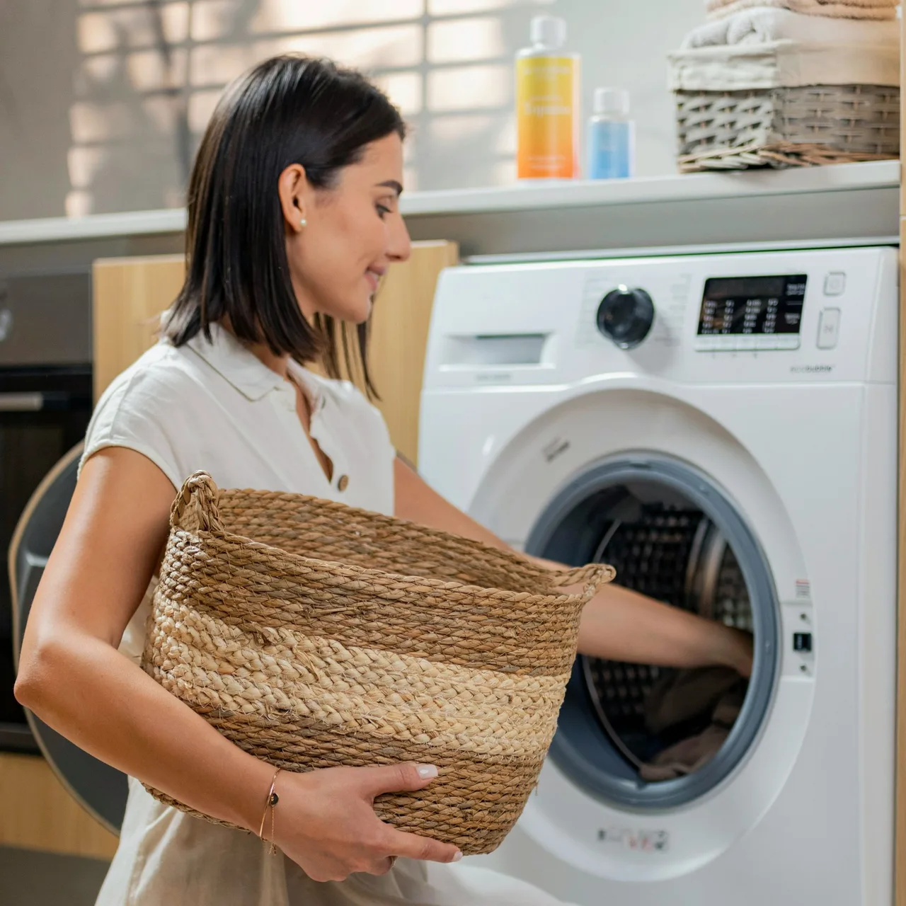 cô gái dọn dẹp không gian đón may mắn ngày thất tịch