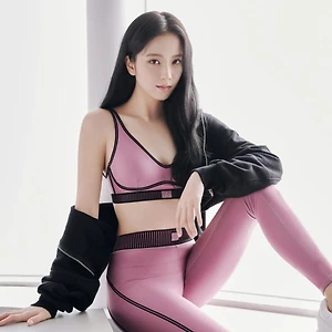 Jisoo và loạt đồ tập cộp mác “BLACKPINK” trong BST Xuân-Hè 2024 của Alo Yoga