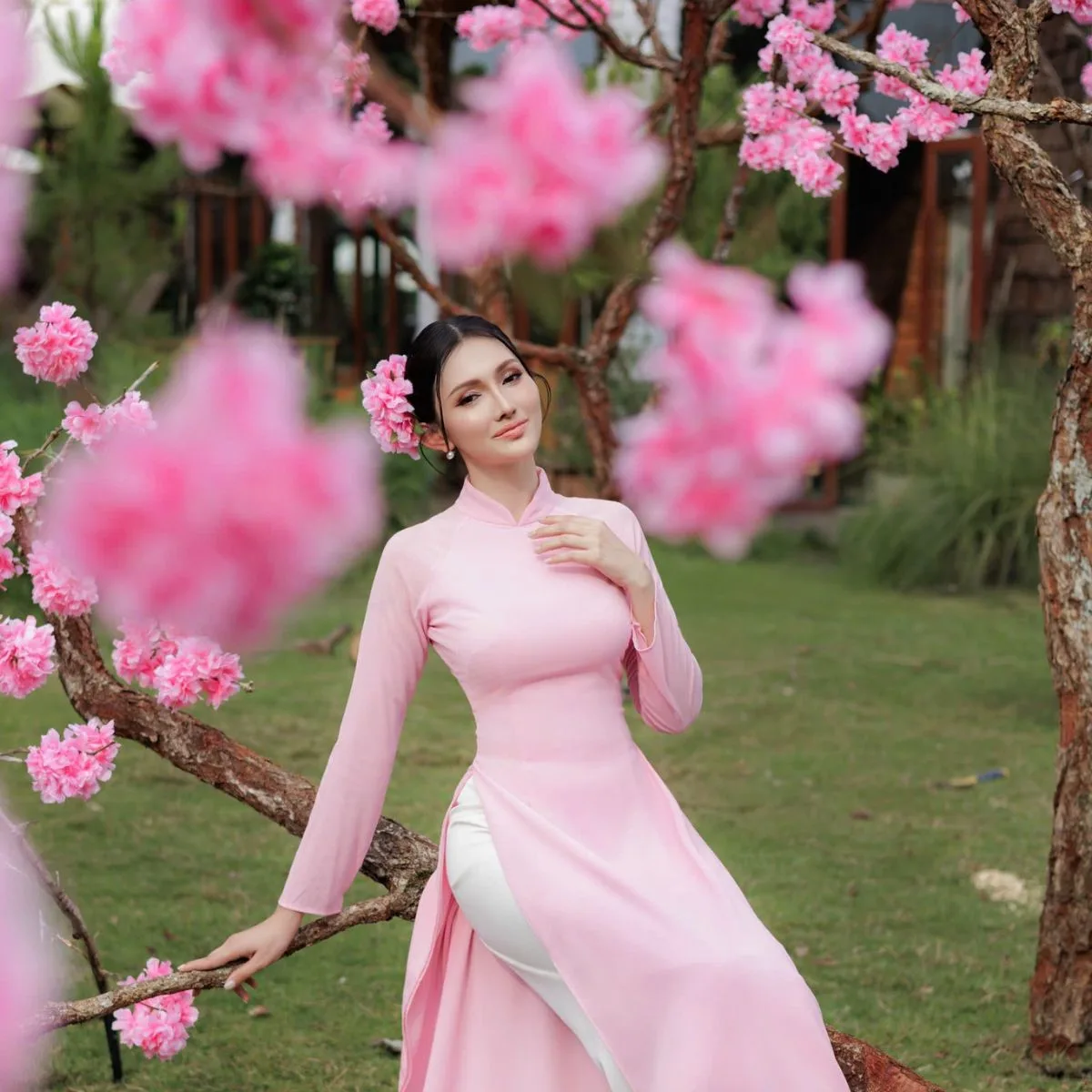 Thông Sài Gòn gây ấn tượng với không gian được phủ kín bởi rừng đào len lỏi khắp các lối đi và góc ngồi.